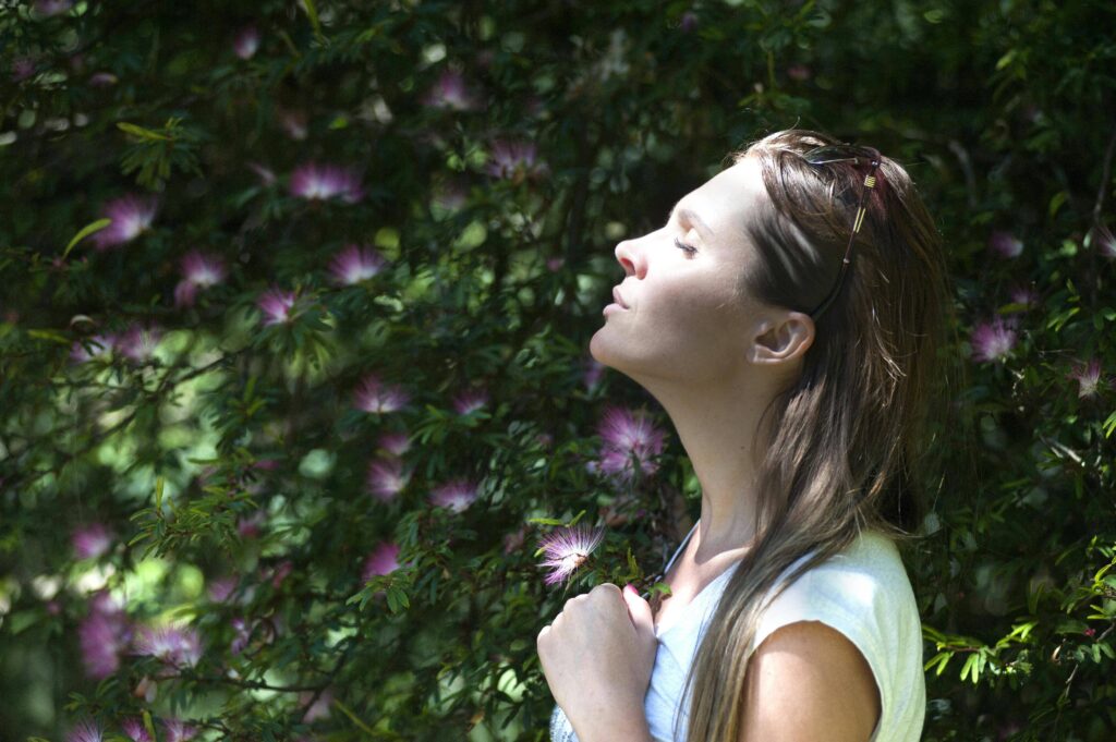 femme absorbant de l'air frais